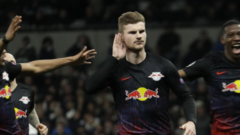 Na snímke uprostred hráč Lipska Timo Werner oslavuje svoj gól z penalty v prvom zápase osemfinále Ligy majstrov vo futbale Tottenham Hotspur - RB Lipsko v Londýne 19. februára 2020.