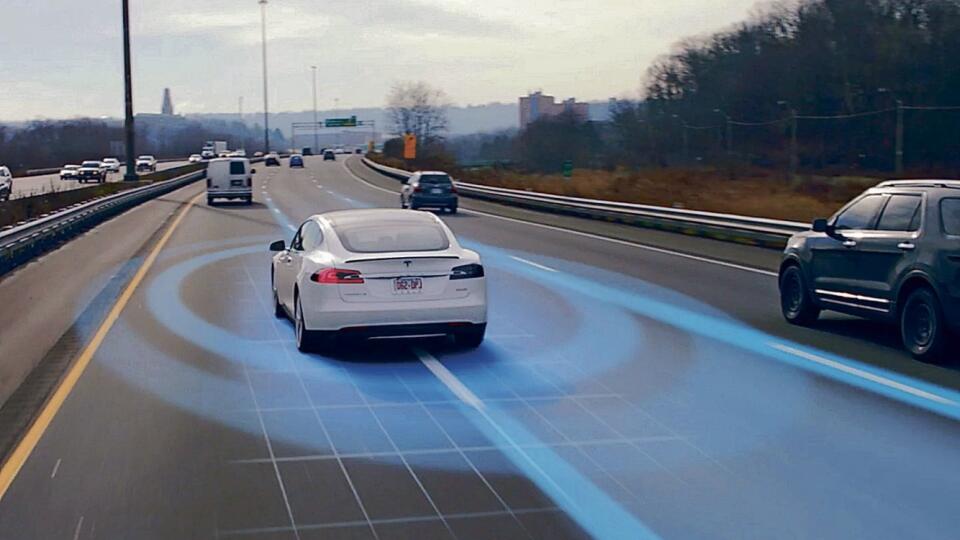Autopilot: V Tesle sa stal synonymom pre autonómnu jazdu, spôsobil však už pomerne dosť kolízií.