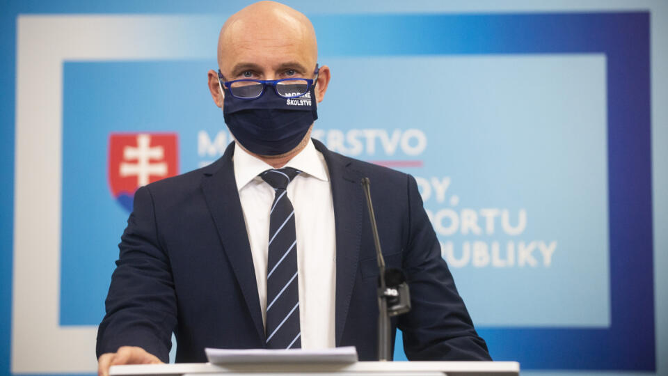 Na snímke minister školstva, vedy, výskumu a športu SR Branislav Gröhling (SaS) počas tlačovej konferencie na tému Kroky ministerstva školstva pre bezpečnejšie školy 26. novembra 2021 v Bratislave. FOTO TASR - Jakub Kotian