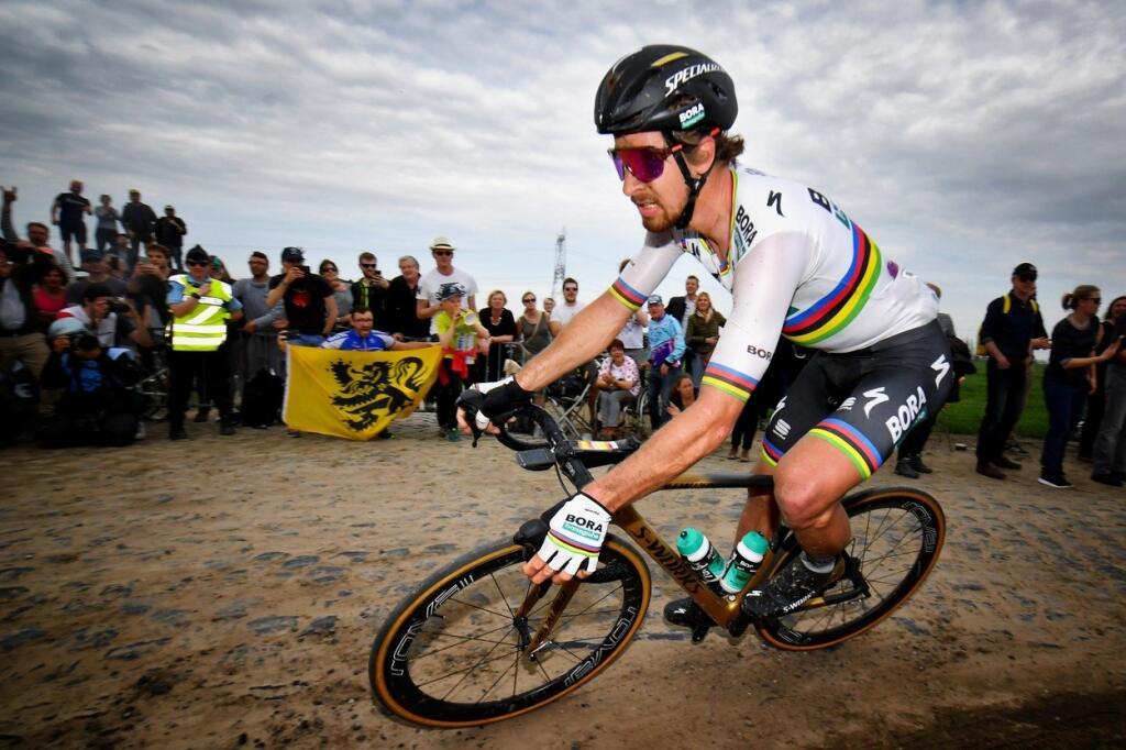 Fantastický Sagan zatína zuby a miery za víťazstvom na Paríž - Roubaix 2018.