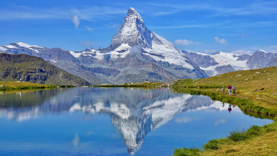 The,Mirror,View,Of,Matterhorn,On,Lake.,Swiss