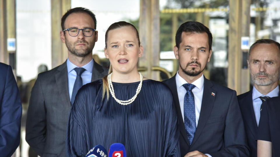 Na snímke poslanci strany Za ľudí, zľava Tomáš Lehotský,Vladimíra Marcinková, Juraj Šeliga, Tomáš Valášek počas tlačovej konferencie strany Za ľudí k téme rozhodnutia predsedníctva strany v súvislosti s diplomovou prácou Borisa Kollára a jeho postoja k zverejneným skutočnostiam 27. júna 2020 v Bratislave. FOTO TASR - Pavol Zachar