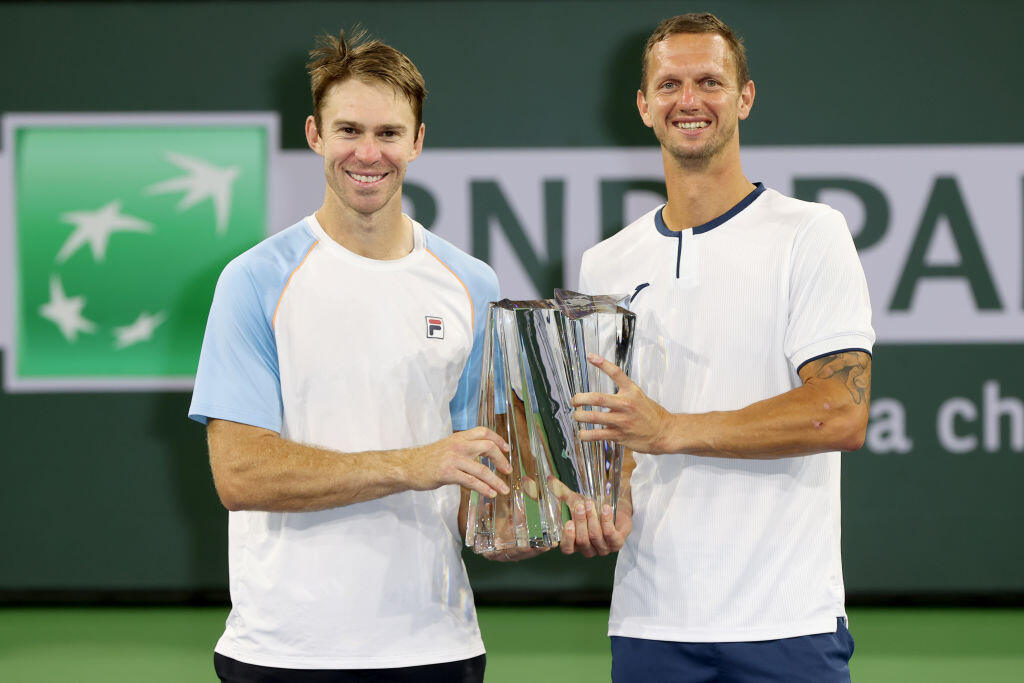 Filip Polášek a John Peers s víťaznou trofejou za triumf na Indian Wells 2021.