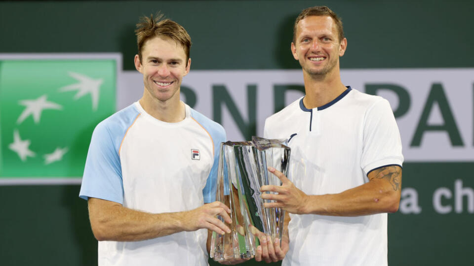 Filip Polášek a John Peers s víťaznou trofejou za triumf na Indian Wells 2021.