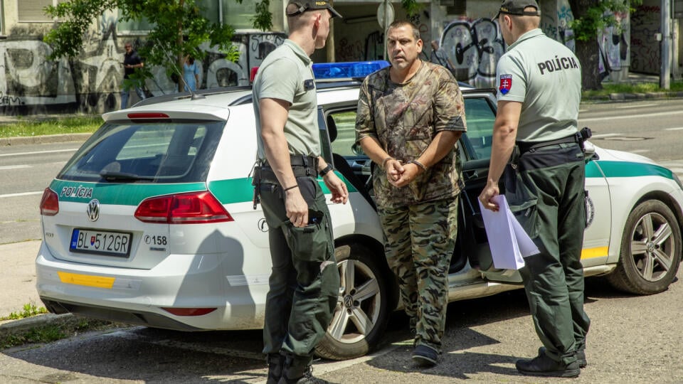 Agresor. Muž, ktorý zaútočil na zdravotníkov na bratislavských Kramároch, skončil v rukách polície.