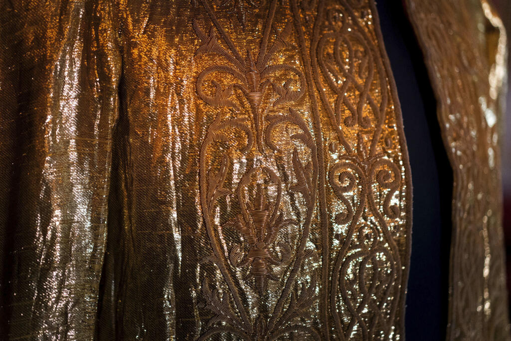 Na snímke vyšívaná zlatá tunika z roku 1911, ktorú bude mať na sebe oblečenú britský kráľ Karol III. počas pomazania, je vystavená v Buckinghamskom paláci 26. apríla 2023 v Londýne.