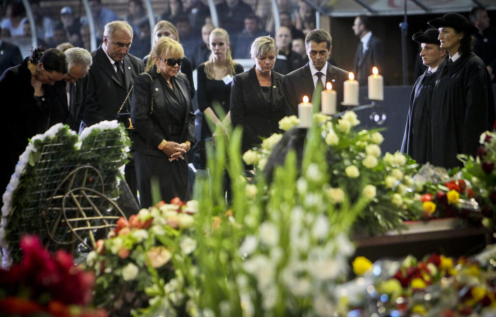 Posledná rozlúčka s Pavlom Demitrom na trenčianskom štadióne.