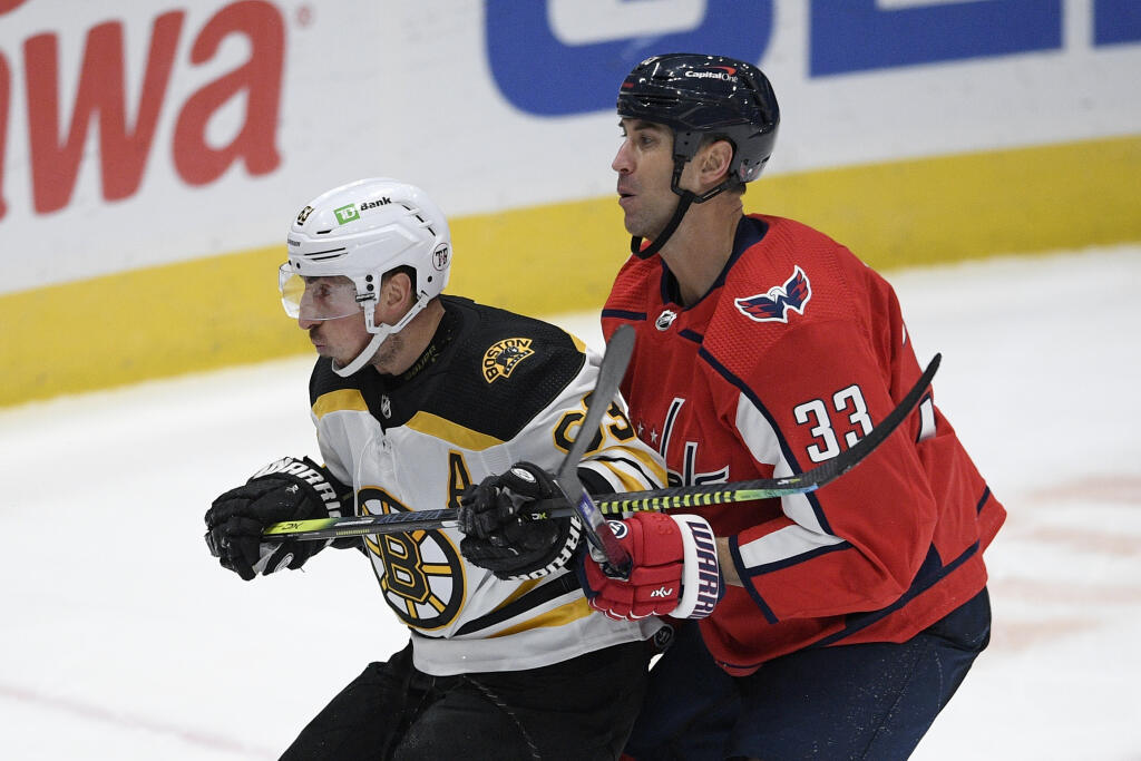 EBE 4 Washington - Na snímke vpravo slovenský obranca Capitals Zdeno Chára, vľavo útočník Bruins Brad Marchand v zápase hokejovej NHL Washington Capitals - Boston Bruins v noci na 2. februára 2021. FOTO TASR/AP
Washington Capitals defenseman Zdeno Chara (33) and Boston Bruins left wing Brad Marchand (63) battle for position during the second period of an NHL hockey game, Monday, Feb. 1, 2021, in Washington. (AP Photo/Nick Wass)