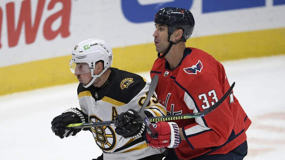 EBE 4 Washington - Na snímke vpravo slovenský obranca Capitals Zdeno Chára, vľavo útočník Bruins Brad Marchand v zápase hokejovej NHL Washington Capitals - Boston Bruins v noci na 2. februára 2021. FOTO TASR/AP
Washington Capitals defenseman Zdeno Chara (33) and Boston Bruins left wing Brad Marchand (63) battle for position during the second period of an NHL hockey game, Monday, Feb. 1, 2021, in Washington. (AP Photo/Nick Wass)