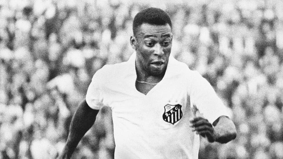 Pelé, vlastným menom Edson Arantes do Nascimento, zomrel vo štvrtok vo veku 82 rokov v nemocnici v Sao Paule, kde bol hospitalizovaný viac než mesiac.