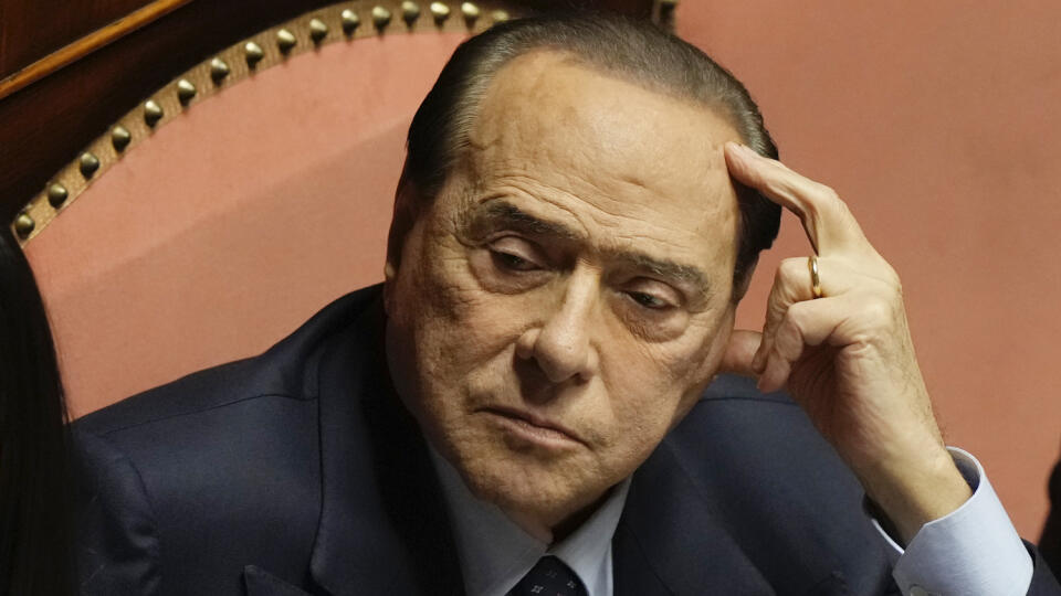 WA 30 archív Rím - Na archívnej snímke z 26. októbra 2022 líder strany Forza Italia (FI - Taliansko vpred) Silvio Berlusconi počúva v Senáte - hornej komore talianskeho parlamentu v Ríme. Súd v Miláne v stredu 15. februára 2023 oslobodil talianskeho expremiéra Silvia Berlusconiho spod obvinení z podplácania svedkov.  Súd spod rovnakých obvinení oslobodil aj ďalších 28 osôb  - prevažne mladých žien. Berlusconiho právnik po vynesení stredajšieho rozsudku vyjadril mimoriadnu spokojnosť, píše agentú