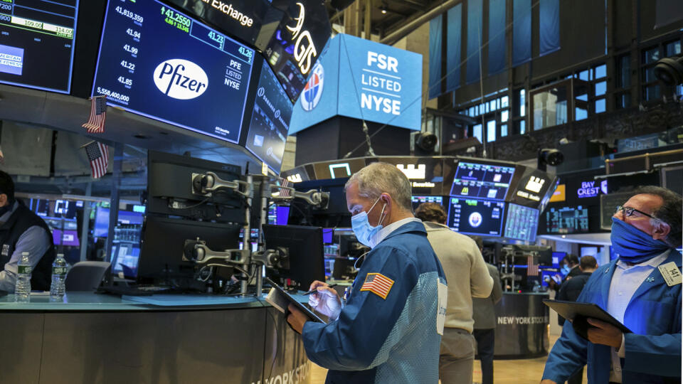 WA 18 New York - Burzoví makléri počas obchodovania na newyorskej burze v pondelok 9. novembra 2020. Kľúčové indexy na Wall Street otvorili pondelkové obchodovanie rastom na nové maximá, keď trhy výrazne podporila informácia o vysokej účinnosti potenciálnej vakcíny na ochorenie COVID-19 vyvíjanej americkou firmou Pfizer a nemeckou biotechnologickou spoločnosťou BioNTech. To posilnilo očakávania, že ekonomika by sa mohla rýchlejšie zotaviť z krízy spôsobenej pandémiou nového koronavírusu. FOTO TA