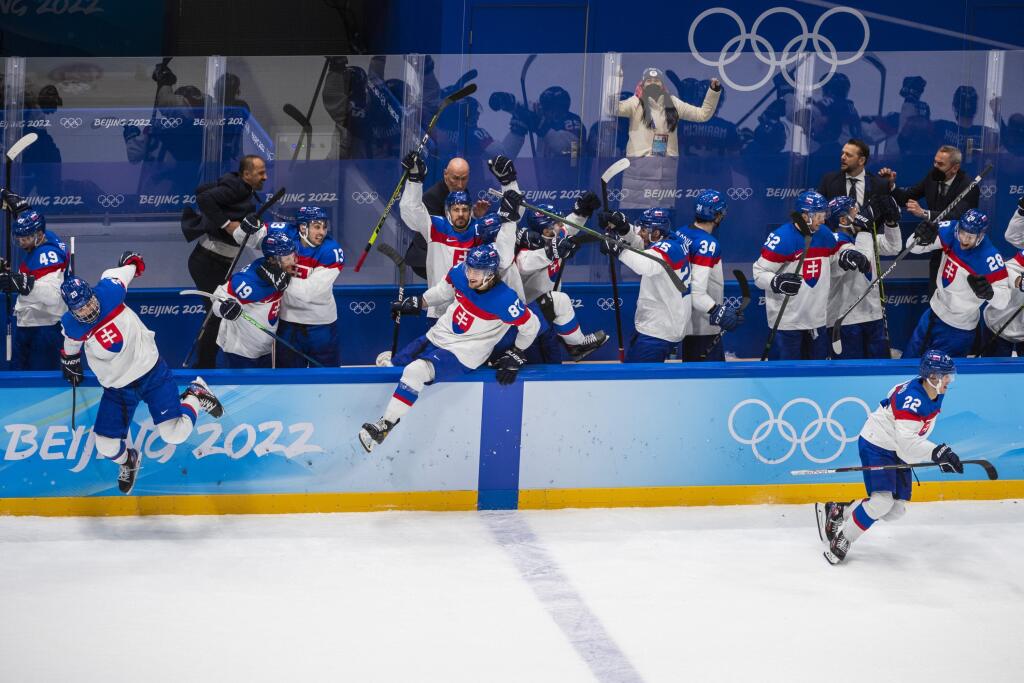 Hráči Slovenska sa tešia z postupu do semifinále po víťazstve 3:2 vo štvrťfinále olympijského turnaja v hokeji mužov nad USA po samostatných nájazdoch na ZOH 2022 v Pekingu v stredu 16. februára 2022.