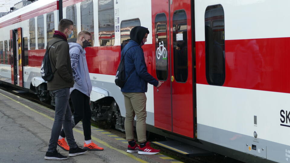 Železničná spoločnosť Slovensko (ZSSK) predstavila v utorok v Žiline prvú elektrickú jednotku Panter z dielne konzorcia českej Škoda Transportation a slovenskej ŽOS Trnava, ktorú zaradila do prevádzky. Na snímke cestujúci počas nástupu do prvej elektrickej jednotky Panter na nástupišti žilinskej železničnej stanice 1. decembra 2020. FOTO TASR - Erika Ďurčová