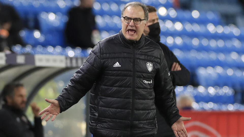 EBE 39 Leeds - Na snímke argentínsky tréner Leedsu Marcelo Bielsa v dohrávke  18. kola Premier League vo futbale Leeds United FC - Southampton FC v utorok 23. februára 2021. FOTO TASR/AP   
Leeds United's head coach Marcelo Bielsa gestures during the English Premier League soccer match between Leeds United and Southampton at Elland Road in Leeds, England, Tuesday, Feb. 23, 2021. (Mike Egerton/Pool via AP)