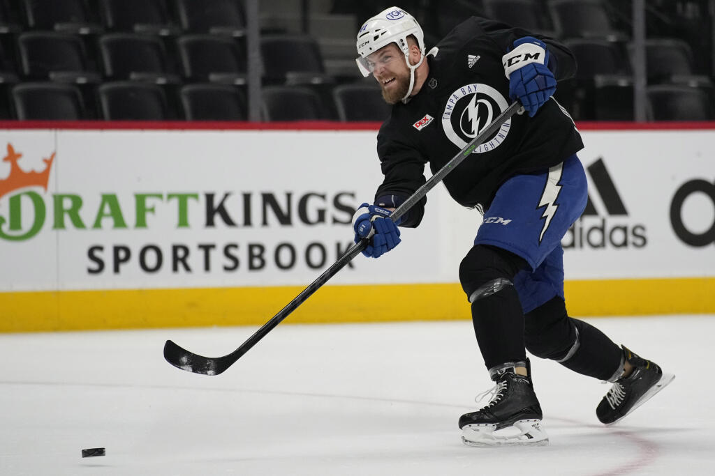 Erik Černák je druhým najlepšie plateným Slovákom v NHL.