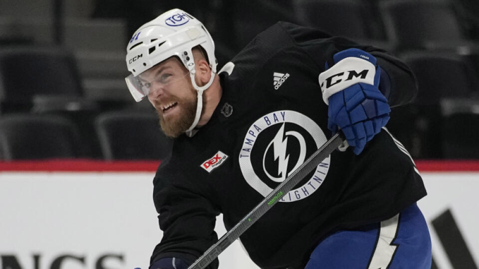 WA 18 Denver - Slovenský hokejista Tampy Bay Lightning Erik Černák strieľa počas tréningu v Denveri v piatok 17. mája 2022. Tampa odohrá druhý zápas finálovej série o Stanleyho pohár proti Coloradu Avalanche v noci na nedeľu 19. júna 2022. FOTO TASR/AP
Tampa Bay Lightning defenseman Erik Cernak (81) takes a shot during an NHL hockey practice, Friday, June 17, 2022, in Denver. (AP Photo/John Locher)