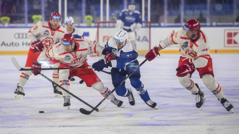Na snímke v popredí zľava Štěpán Havránek (Oceláři), Adam Raška (Kometa) a Martin Marinčin (Oceláři) počas zápasu na hokejovom podujatí Kaufland Winter Games HC Oceláři Třinec - HC Kometa Brno pod holým nebom na ploche Národného futbalového štadióna v Bratislave 13. januára 2023. FOTO TASR - Jaroslav Novák