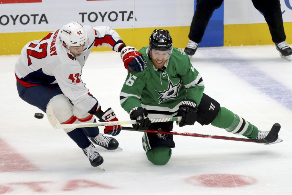 PK 1 Dallas - Na snímke zľava slovenský obranca Martin Fehérváry z Washingtonu Capitals a hráč Dallasu Stars Joe Pavelski bojujú o puk v zápase zámorskej hokejovej NHL Dallas Stars - Washington Capitals v Dallase 27. októbra 2022. FOTO TASR/AP
Washington Capitals defenseman Martin Fehervary (42) and Dallas Stars center Joe Pavelski (16) compete for control of the puck in the third period of an NHL hockey game in Dallas, Thursday, Oct. 27, 2022. (AP Photo/Gareth Patterson)