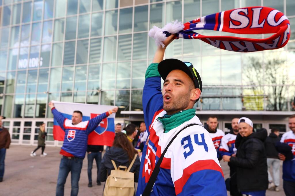 Slovenskí fanúšikovia sa aj pred zápasom proti Nemecku výborne bavili v okolí haly.