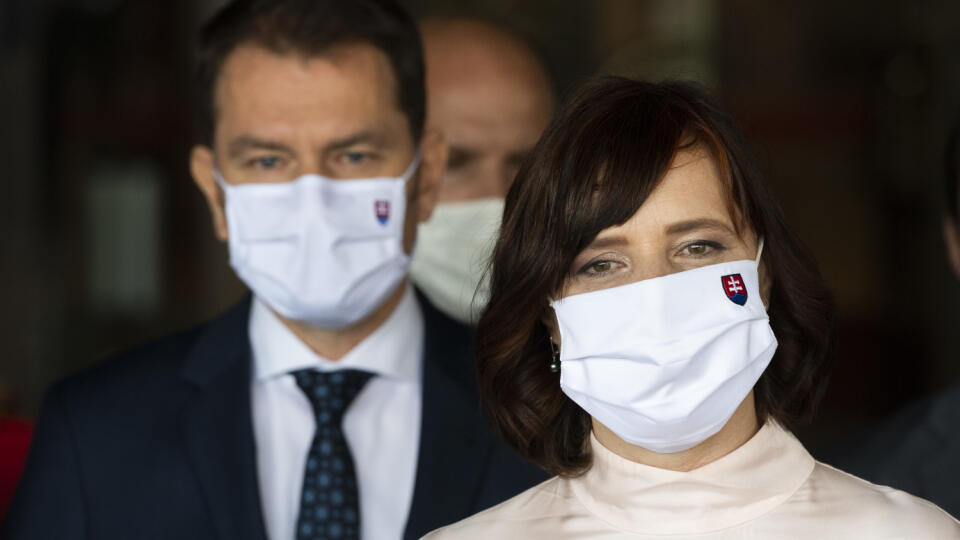 Na snímke zľava predseda vlády SR Igor Matovič (OĽaNO) a podpredsedníčka vlády a ministerka pre pre investície a regionálny rozvoj SR Veronika Remišová (Za ľudí) počas tlačovej konferencie koalície po schválení programového vyhlásenia vlády na 6. rokovaní NR SR v Bratislave 30. apríla 2020. FOTO TASR - Jaroslav Novák
