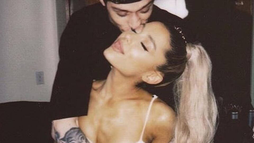 Americká mega star Ariana Grande nezaháľa a najnovšie pripravuje nový album. Avšak s prípravou prichádzajú aj nové špekulácie! 