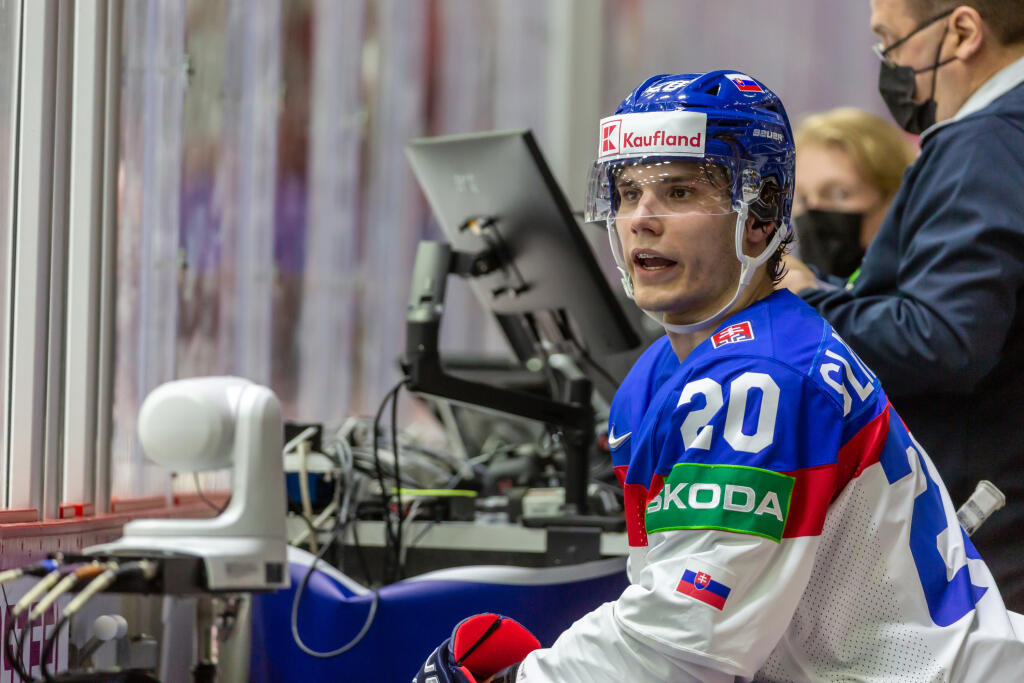Na snímke je Juraj Slafkovský počas štvrtého zápasu základnej skupiny MS 2022 v Helsinkách, v ktorom nastúpili slovenskí hokejisti proti Švajčiarsku.