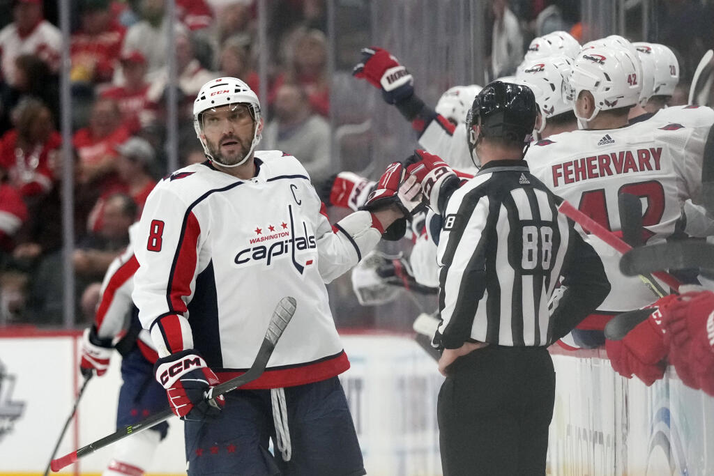 PK 23 Detroit - Na snímke vľavo hokejista Washingtonu Capitals Alexander Ovečkin oslavuje so spoluhráčmi po strelení gólu, vpravo s číslom 42 slovenský hokejista Martin Fehérváry v zápase zámorskej hokejovej NHL Detroit Red Wings - Washington Capitals v Detroite 3. novembra 2022. FOTO TASR/AP
Washington Capitals left wing Alex Ovechkin greets teammates after scoring during the second period of an NHL hockey game against the Detroit Red Wings, Thursday, Nov. 3, 2022, in Detroit. (AP Photo/Carlos
