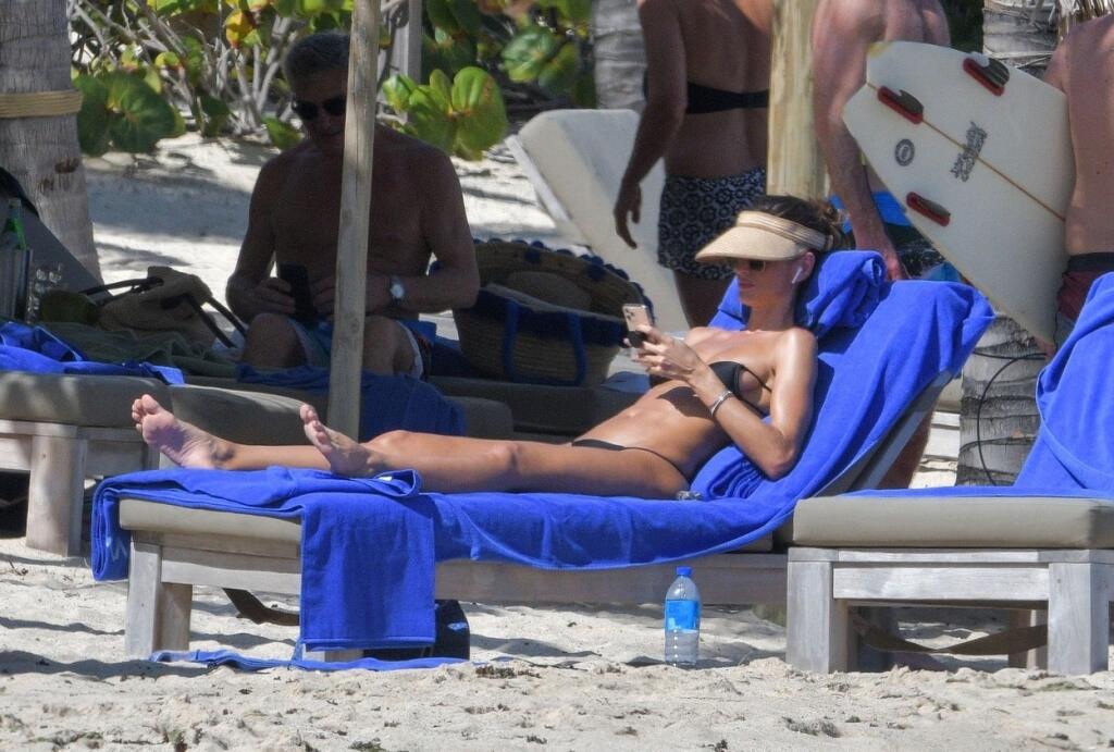 Keď idú Izabel a Kevin na dovolenku, majú v pätách paparazzi fotografov. Najmä brazílska modelka je pre nich veľké lákadlo.