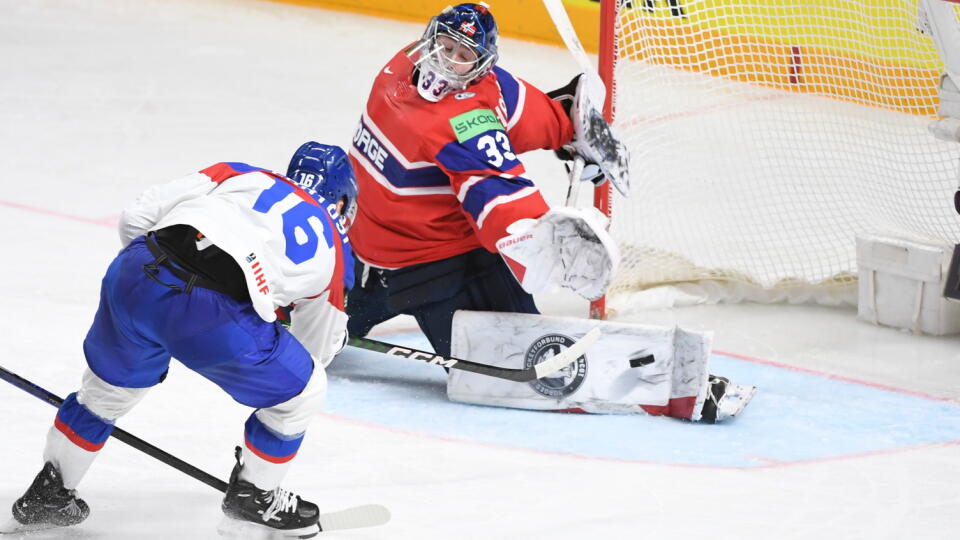 Na snímke vľavo Róbert Lantoši (Slovensko) a vľavo brankár Henrik Haukeland (Nórsko) v zápase základnej B - skupiny Slovensko - Nórsko na 86. majstrovstvách sveta v ľadovom hokeji 23. mája 2023 v lotyšskej Rige. FOTO TASR - Martin Baumann