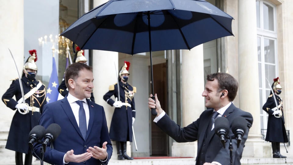 KK41 Paríž - Francúzsky prezident Emmanuel Macron (vpravo) drží dáždnik nad slovenským premiérom Igorom Matovičom počas vyhlásenia pred spoločným rokovaním 3. februára 2021 v Elyzejskom paláci v Paríži. FOTO TASR/AP
French President Emmanuel Macron holds an umbrella as Slovakia's Prime Minister Igor Matovic speaks to the medias before a working lunch at the Elysee Palace Wednesday, Feb. 3, 2021 in Paris. (AP Photo/Thibault Camus)