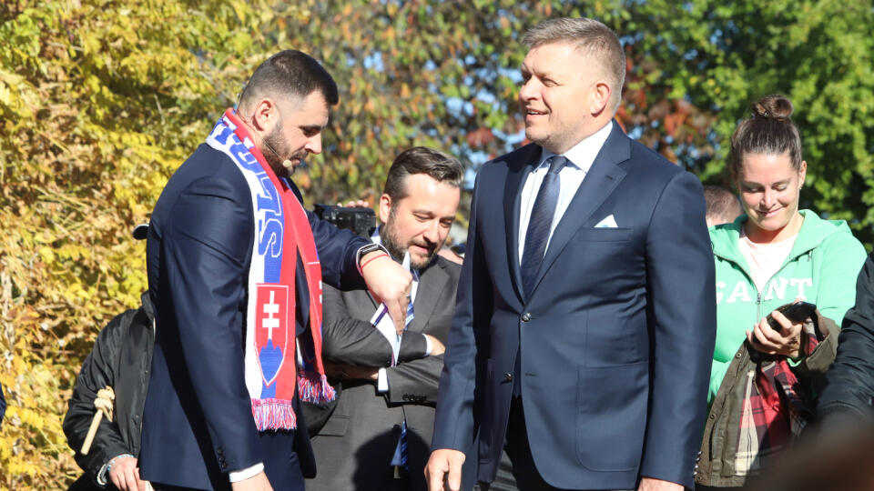 Na snímke vpravo poslanec NR SR Robert Fico (Smer-SD) počas protivládneho podujatia