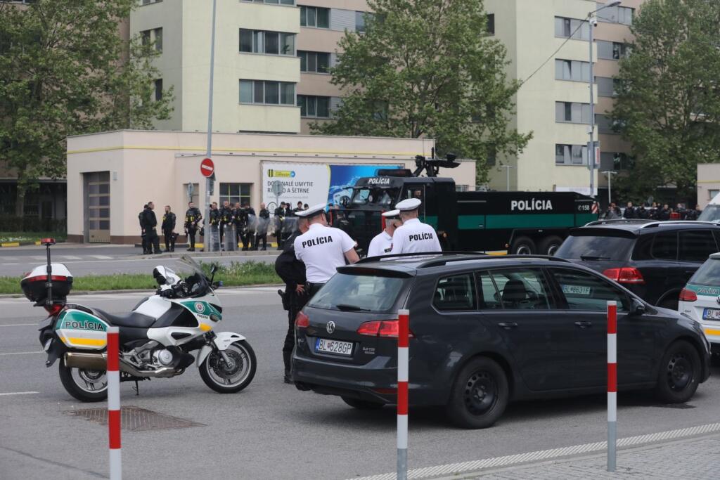 Finále Slovnaft Cupu medzi Slovanom Bratislava a Spartakom Trnava sprevádzali prísne opatrenia. Takto to vyzeralo v uliciach hlavného mesta pred príchodom fanúšikov Spartaka.