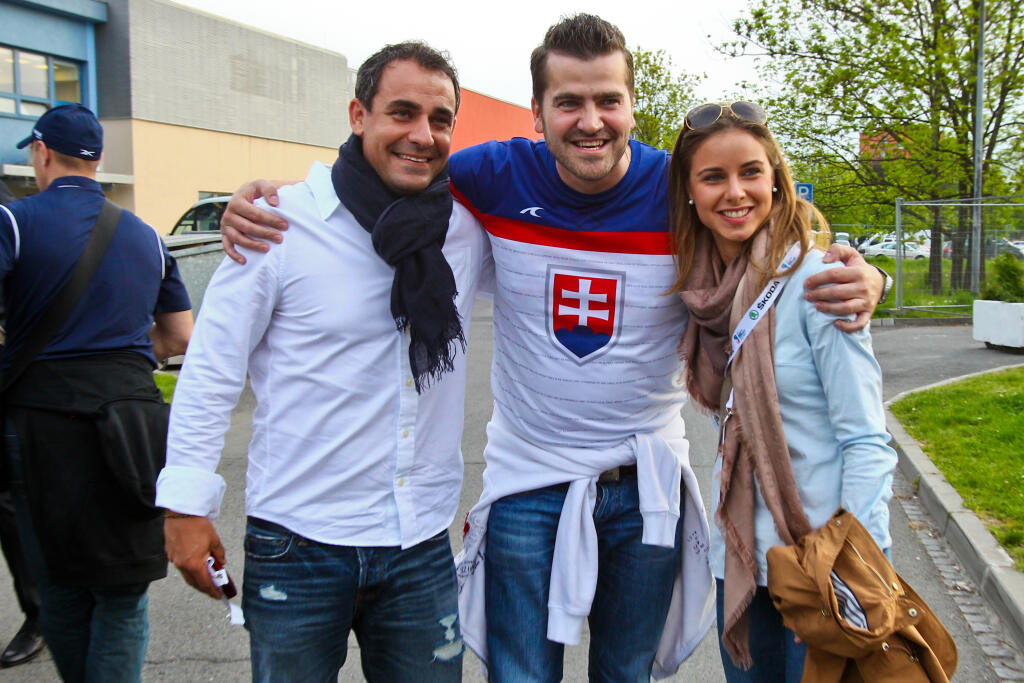 Na snimke operny spevak Filip Tuma a jeho partnerka herecka Nela Pociskova pricestovali do Ostravy na zapas B-skupiny Majstrovstiev sveta v ladovom hokeji medzi Slovenskom a Slovinskom.