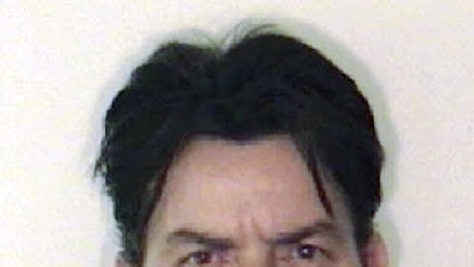 Charlie Sheen, na snímke urobenej na polícii.