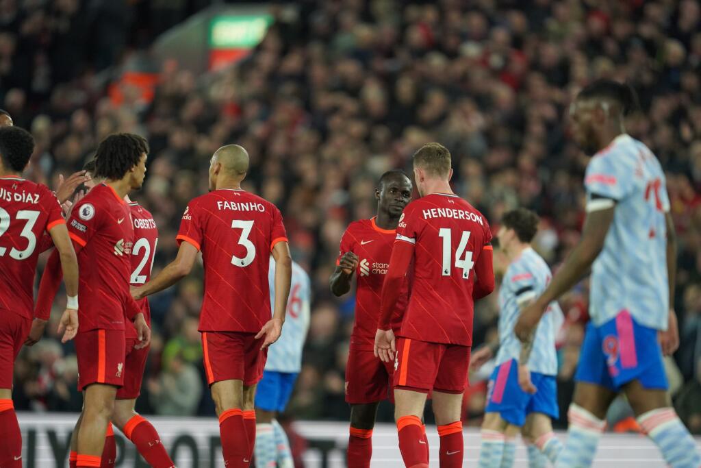 Hráč Liverpoolu Sadio Mane (tretí sprava) oslavuje so spoluhráčmi po tom, ako strelil tretí gól vo futbalovom zápase anglickej ligy Premier League FC Liverpool - Manchester United v Liverpoole 19. apríla 2022.