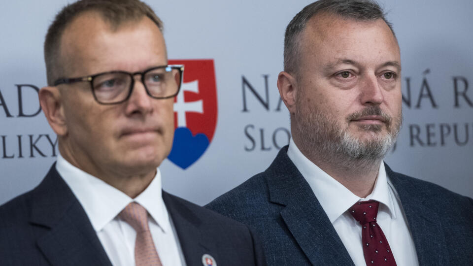 Na snímke zľava predseda Národnej rady SR Boris Kollár (Sme rodina) a minister práce, sociálnych vecí a rodiny SR Milan Krajniak (Sme rodina) počas tlačovej konferencie k jednorazovej pomoci pre domácnosti v Bratislave 21. júna 2022. FOTO TASR - Jaroslav Novák