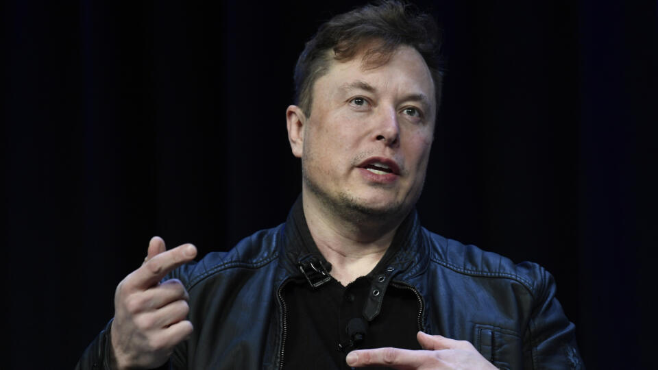 WA 21 archív Washington - Na archívnej snímke z 9. marca 2020 výkonný riaditeľ spoločností Tesla a Space X Elon Musk reční počas konferencie vo Washingtone. Elon Musk sa stal najbohatším človekom na svete. Na indexe miliardárov Bloomberg Billionaires Index predbehol zakladateľa Amazonu Jeffa Bezosa. Muskov majetok počas uplynulých 12 mesiacov stúpol o vyše 150 miliárd USD, čo bol zrejme najprudší nárast majetku v dejinách. Príčinou bolo bezprecedentné posilnenie akcií Tesly, ktoré počas uplynulé