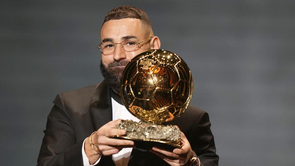 PK 62 Paríž - Na snímke francúzsky futbalista a hráč tímu Real Madrid Karim Benzema sa stal víťazom Zlatej lopty 2022 počas 66. ročníka udeľovania cien futbalovej Zlatej lopty v Theater du Chatelet v Paríži v pondelok 17. októbra 2022. FOTO TASR/AP
Real Madrid's Karim Benzema celebrates after winning the 2022 Ballon d'Or trophy during the 66th Ballon d'Or ceremony at Theatre du Chatelet in Paris, France, Monday, Oct. 17, 2022. (AP Photo/Francois Mori)