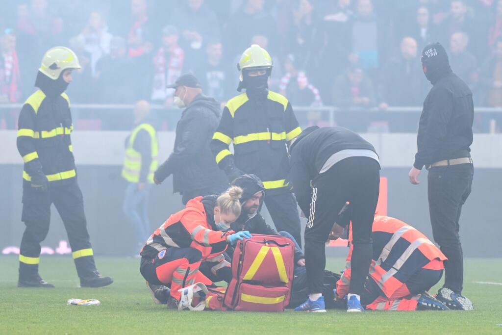 Na snímke bitka medzi fanúšikmi Slovana a Spartaka počas 11. kola futbalovej Fortuna ligy FC Spartak Trnava - ŠK Slovan Bratislava v Trnave v nedeľu 17. októbra 2021. FOTO TASR - Lukáš Grinaj