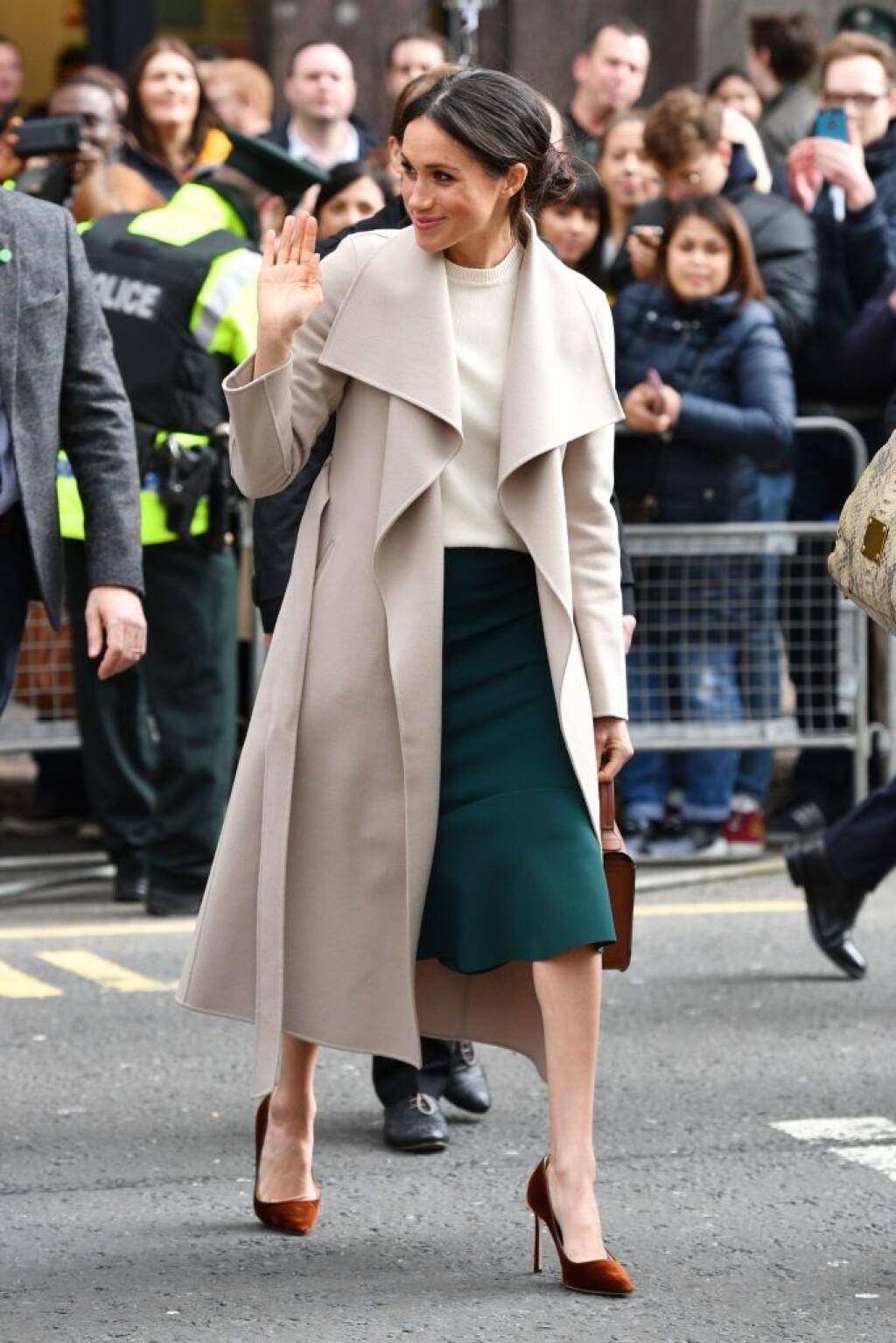 Prečo Meghan Markle nosí topánky o číslo väčšie? Chytrý stylingový trik celebrít vás dostane!