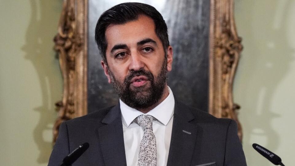 Škótsky premiér Humza Yousaf odstúpil z funkcie a z čela Škótskej národnej strany.