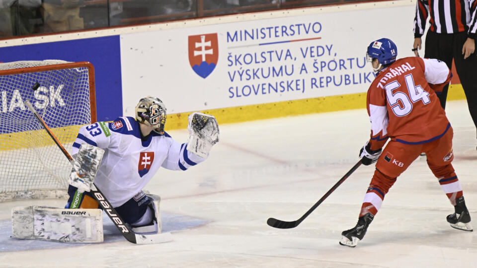 Na snímke sprava Patrik Zdráhal (Česko) a prekonaný brankár Dominik Riečický (Slovensko) v samostatnom nájazde v prípravnom hokejovom zápase pred MS 2022 Slovensko - Česko v sobotu 23. apríla 2022 v Trenčíne. FOTO TASR - Radovan Stoklasa