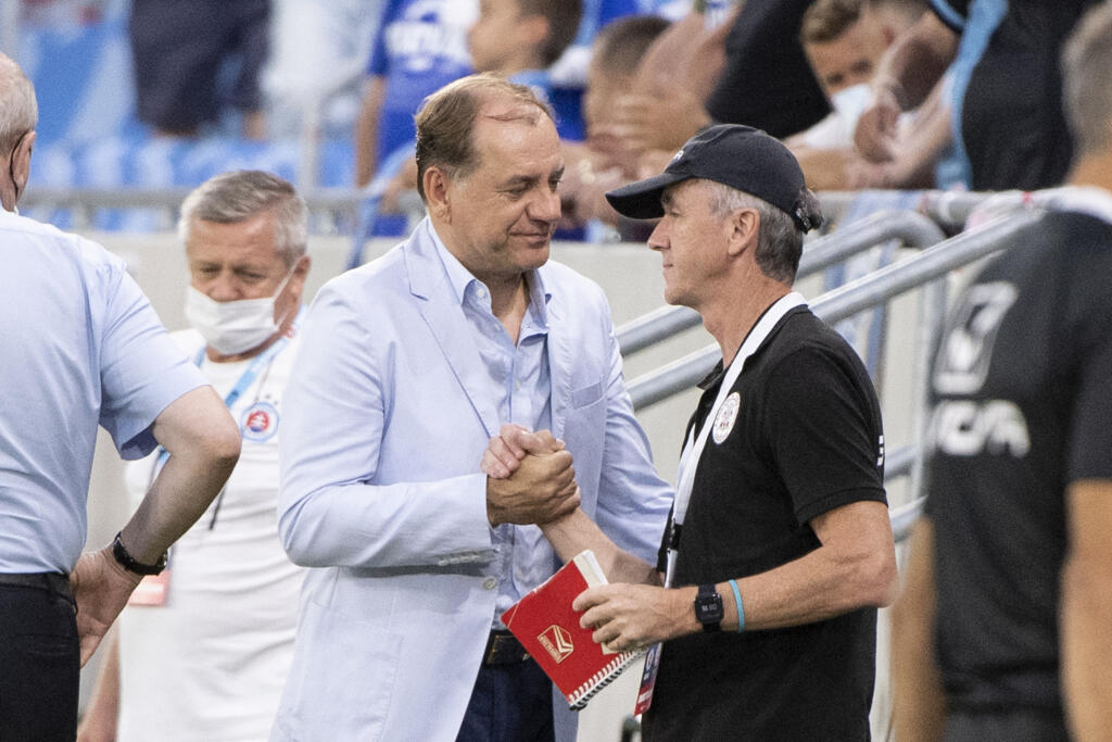 Na snímke vľavo tréner Slovana Vladimír Weiss st. a vpravo tréner Lincoln Red Imps Raúl Castillo Pérez v rozhovore pred začiatkom odvety 3. predkola Európskej ligy vo futbale ŠK Slovan Bratislava – Lincoln Red Imps 10. augusta 2021 v Bratislave. FOTO TASR - Pavel Neubauer
