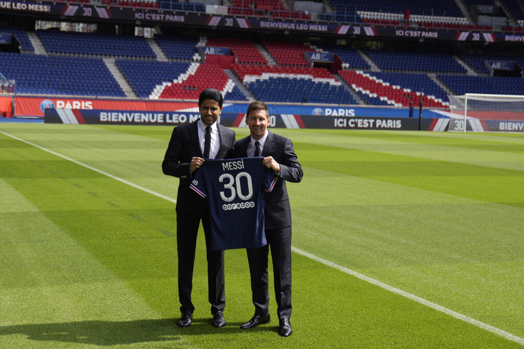 JB 50 Paríž - Argentínsky futbalista Lionel Messi (vpravo) pózuje so svojím dresom a prezident PSG Nasser Al-Al-Khelaifi na štadióne Parc des Princes v Paríži 11. augusta 2021. Messi si podľa vlastných slov užíva prítomnosť v tíme Paríž St. Germain od prvých minút. Francúzsky vicemajster predstavil svoju novú hviezdnu posilu v stredu na tlačovej konferencii. Tridsaťštyriročný argentínsky útočník opustil po 21 rokoch FC Barcelona. V metropole Francúzska podpísal zmluvu na 2 roky s opciou na ďalší