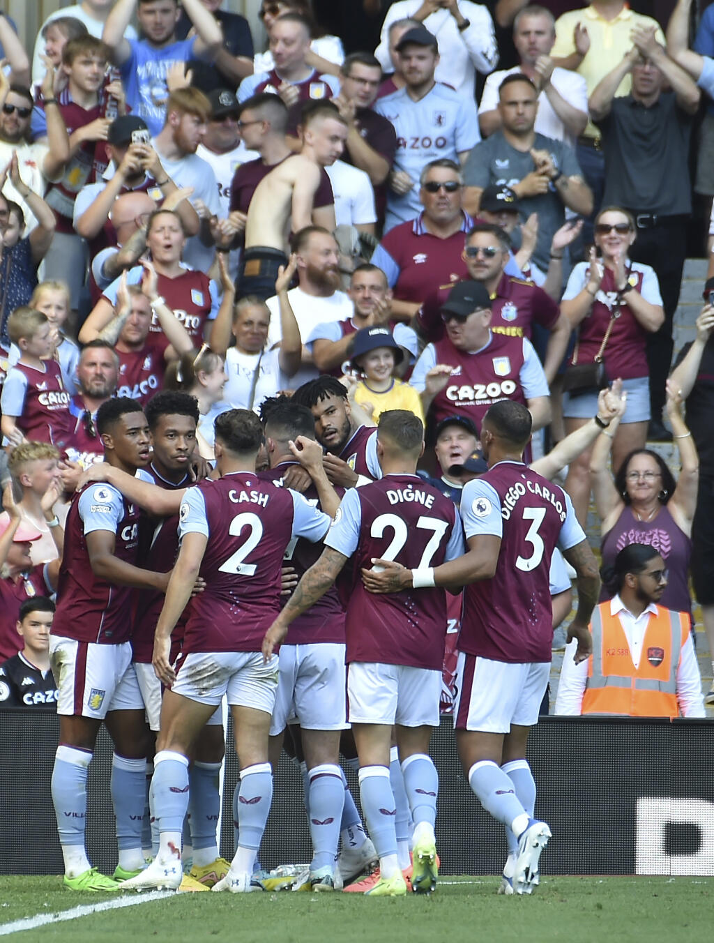 Hráči Aston Villa oslavujú po tom, ako Danny Ings strelil úvodný gól vo futbalovom zápase anglickej ligy Premier League Aston Villa - FC Everton v Birminghame 13. augusta 2022. FOTO TASR/AP