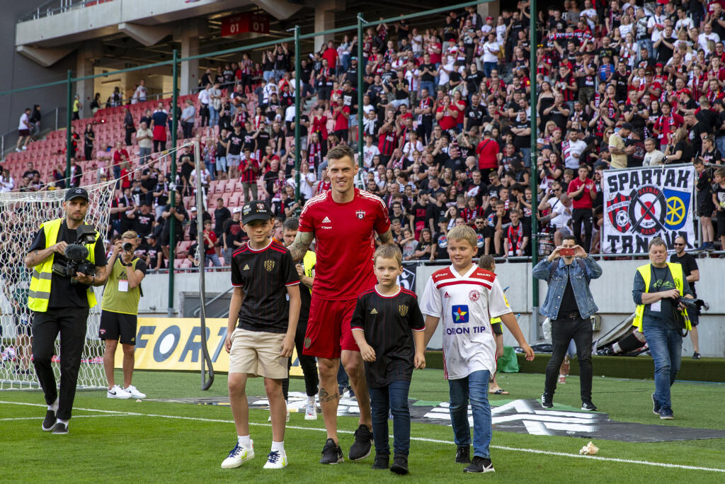 Škrtel sa po zápase rozlúčil aj s fanúšikmi a poriadne to s nimi roztočil.