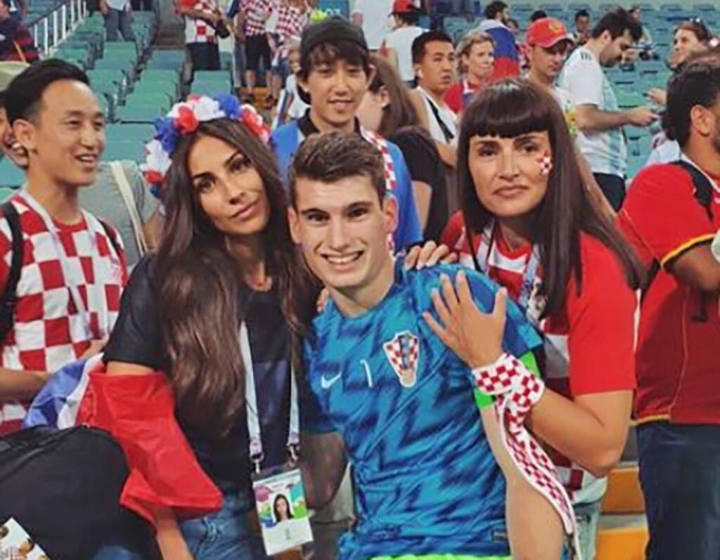 Livakovič sa môže okrem manželky pochváliť aj krásnou mamou (vpravo), z ktorej sa podlomia nohy nejednému fanúšikovi. Manuela Skoblarová na svoj vek vyzerá úžasne.