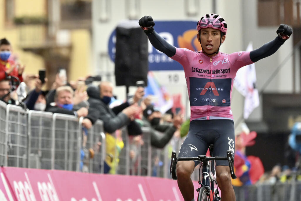 Kolumbijský cyklista Egan Bernal z tímu Ineos-Grenadiers, vedúci muž priebežného poradia, víťazí v 16. etape cyklistických pretekov Giro d'Italia, ktorá viedla zo Sacile do Cortiny D'Ampezzo