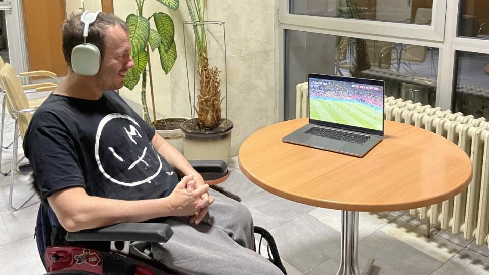 Dag Palovič si v Kováčovej kráti dni sledovaním futbalového šampionátu.